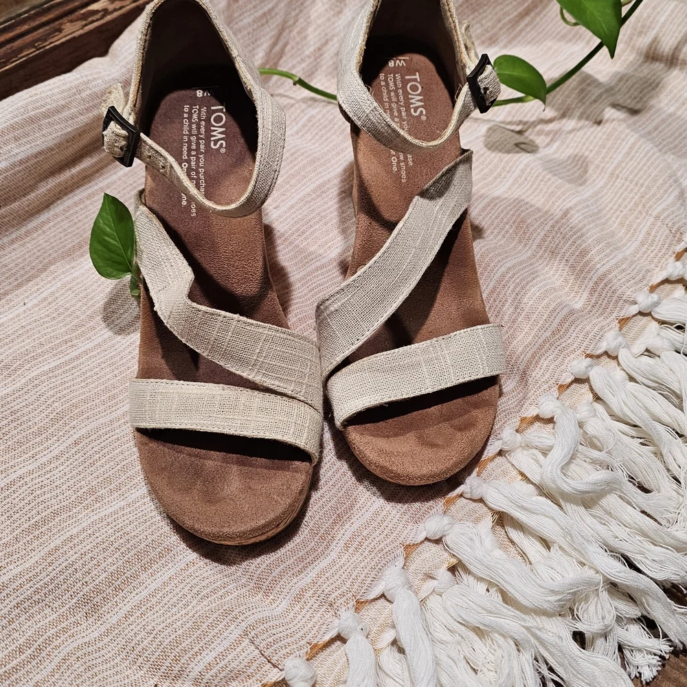 TOMS Women's Tan Sandals